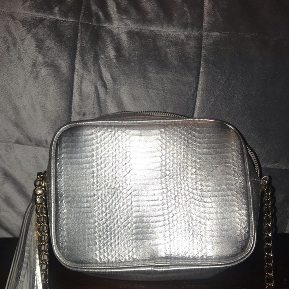 a cute silver purse - Picture 5 of 5